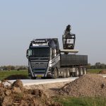 Leggen van betonplaten 200x200x.16cm | Vrachtwagen met vacuüm hijssysteem | Project Tiel