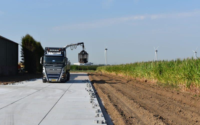 Betonplaten plaatsen | Betonpad | Betonplaten 200x200cm leggen met vacuüm hijssysteem