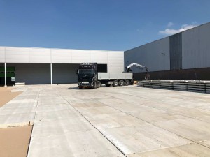 Betonplaten met afwateringsgoten