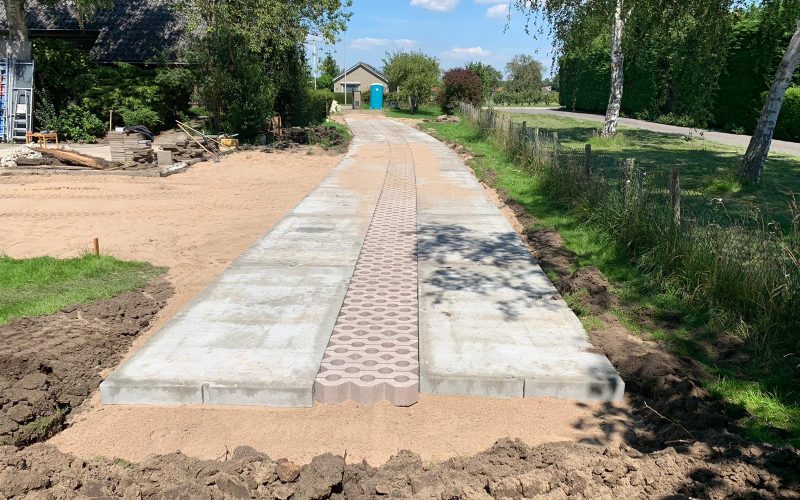 Betonplaten plaatsen | Grastegels leggen | Project Poortugaal | De Keij