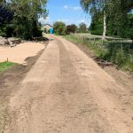 Betonplaten plaatsen | Instrooien van zand | De Keij