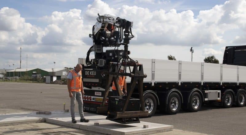 Betonplaten leggen met vacuüm hijssysteem