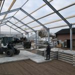 Betonplaten leggen met shovel | Betonverharding Tuincentrum | De Keij