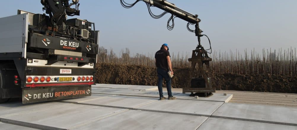 Betonplaten 200x200 cm leggen bij containerveld | De Keij