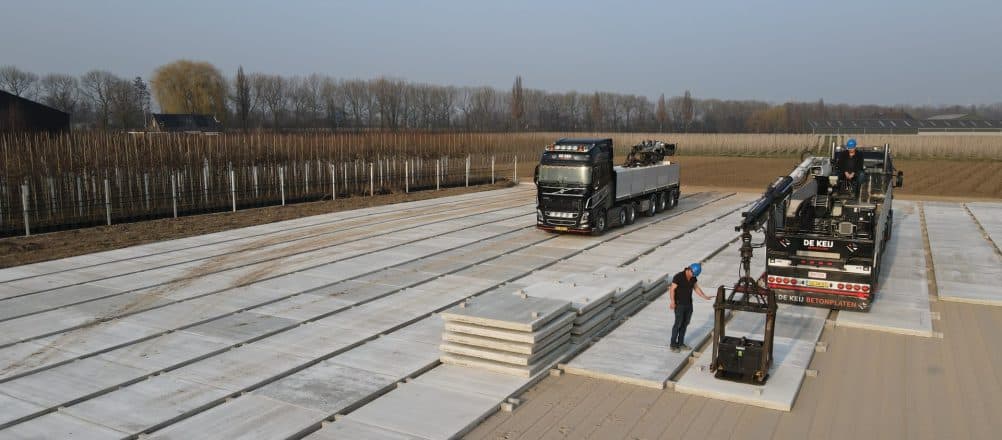 Betonplaten plaatsen | Containerveld | Pottenveld | De Keij Betonplaten